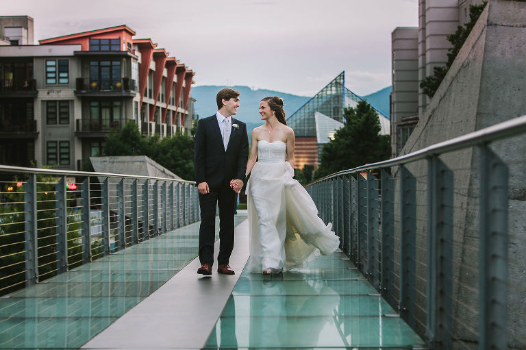 bride and groom, wedding day, glass bridge, chattanooga, hunter museum